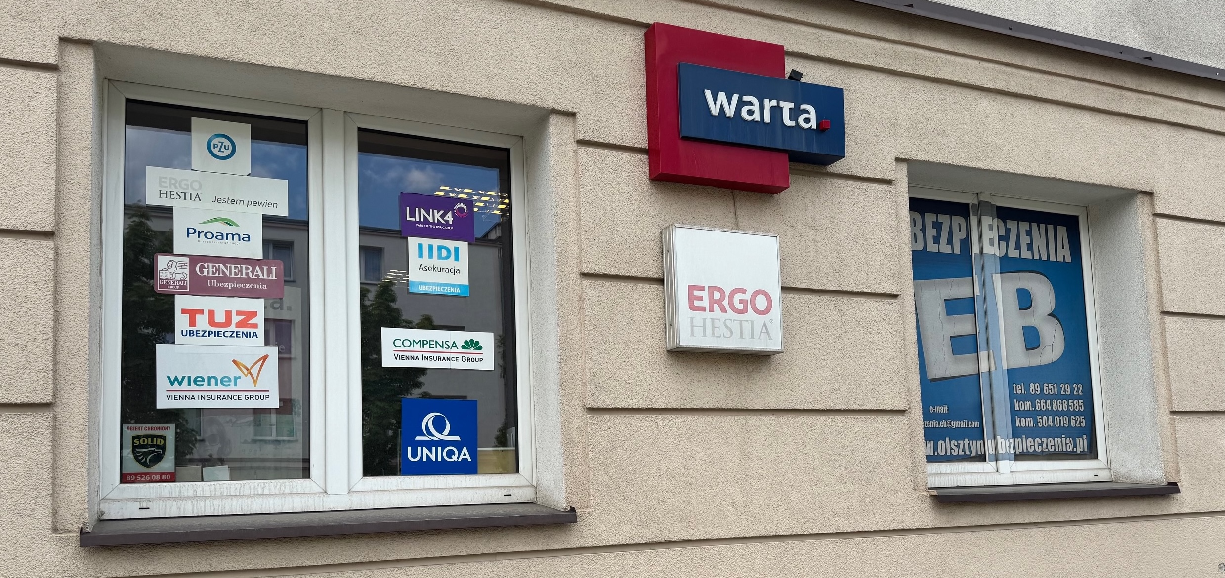 Widok na biuro z ulicy